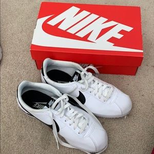 WOMENS CLASSIC LEATHER CORTEZ (BLACK AND WHITE)